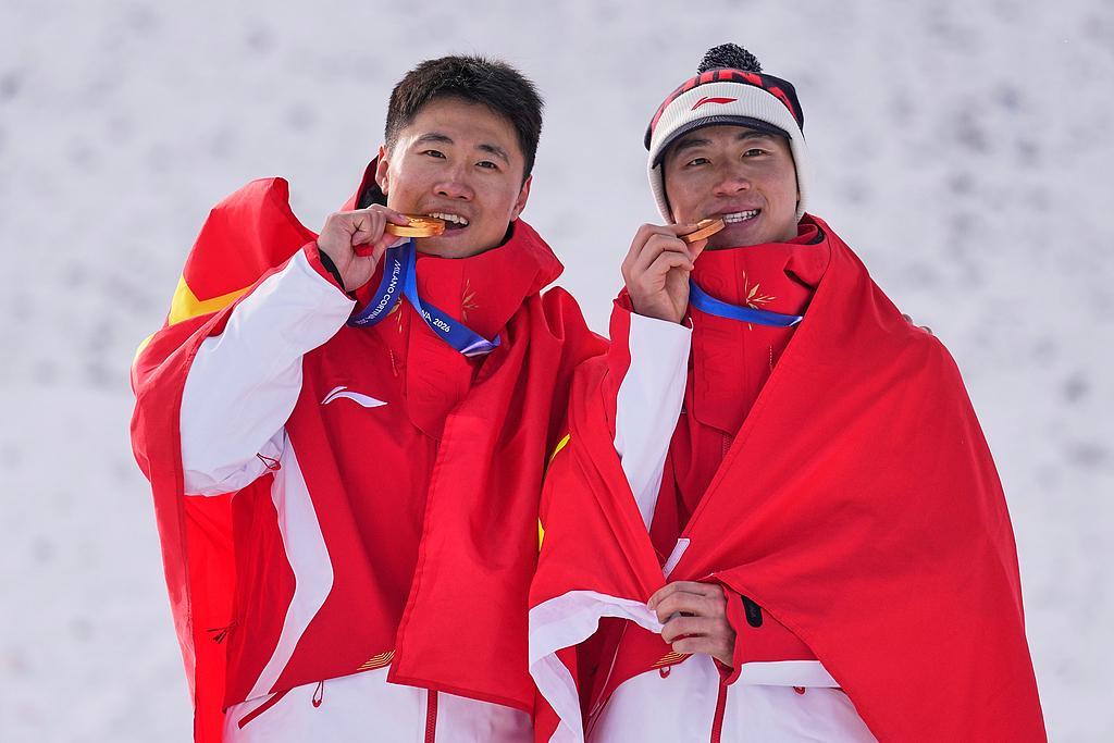 开云在线-体坛联播|中国队今日再冲两金,短道速滑追平历届最差成绩