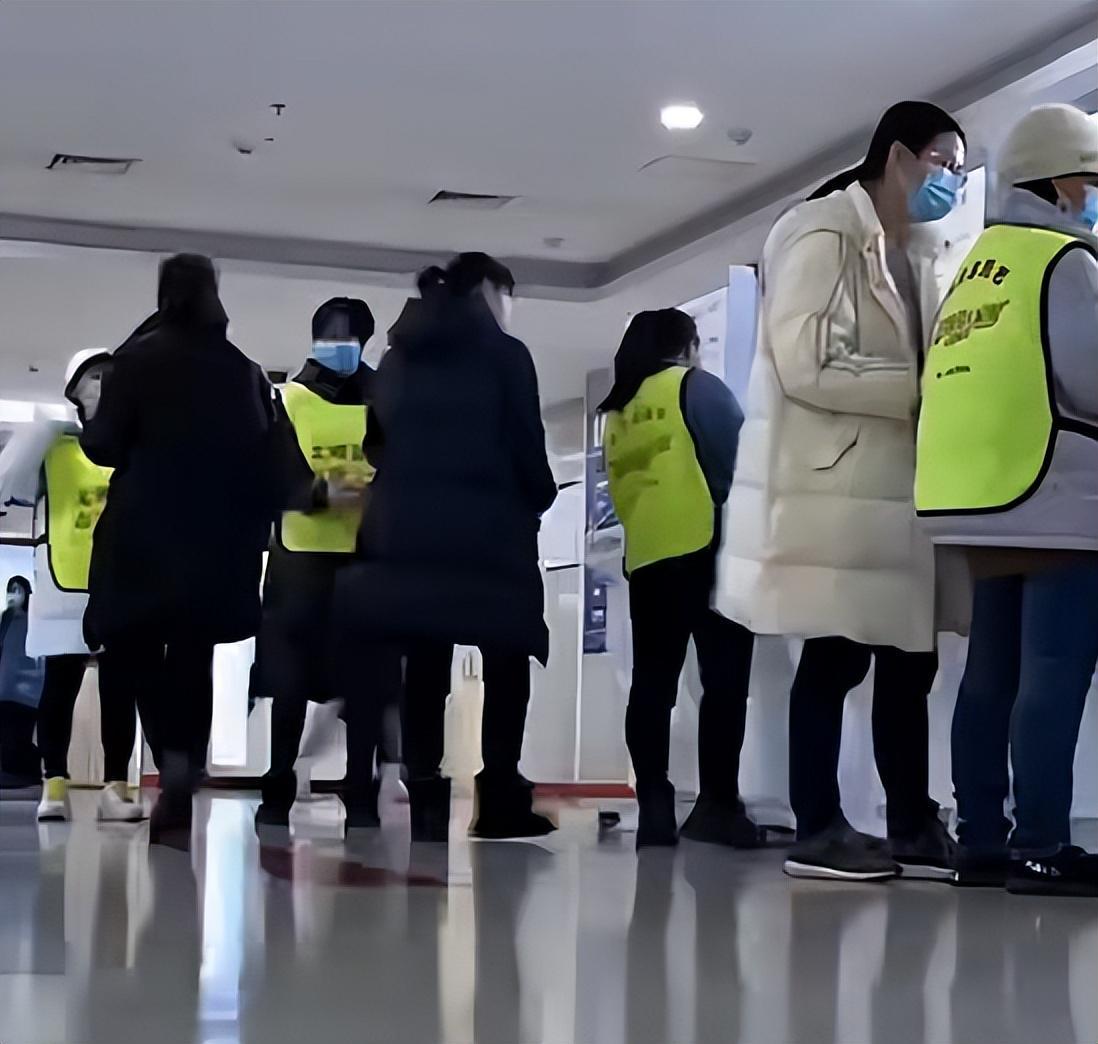 女子飞上海看病被拒载:航司拒赔黄牛票,3万白花,本人怒怼网友